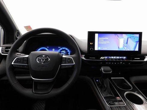 Used 2025 Toyota Sienna XSE image 37