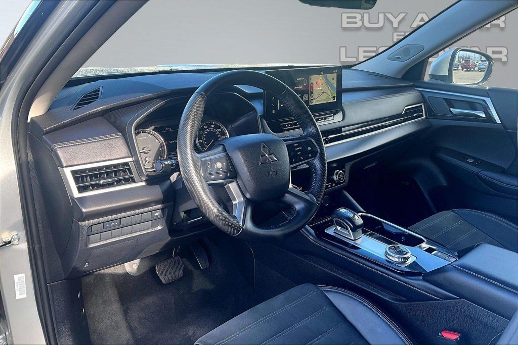 Used 2025 Mitsubishi Outlander SE AWD/4WD image 14
