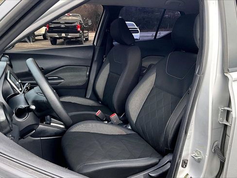 Used 2019 Nissan Kicks S image 19