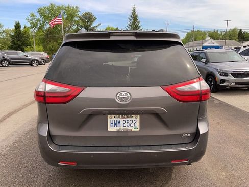 Used 2020 Toyota Sienna XLE w/ XLE Navigation Package FWD image 2