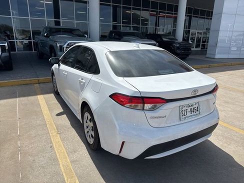 Used 2022 Toyota Corolla LE image 6