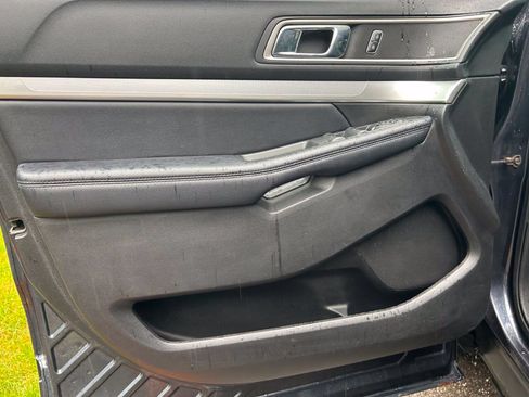 Used 2017 Ford Explorer XLT w/ Equipment Group 202A AWD/4WD image 31