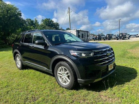 Used 2025 Ford Explorer Active image 2