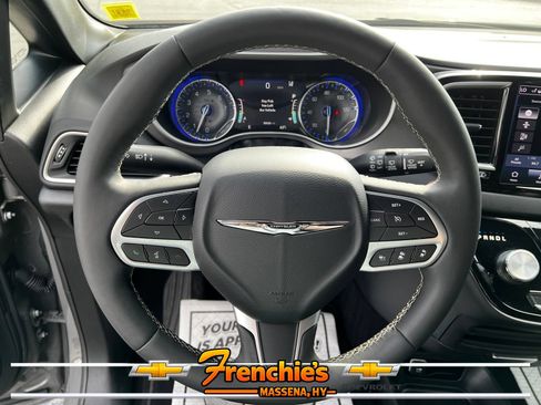 Used 2025 Chrysler Pacifica Select FWD image 18