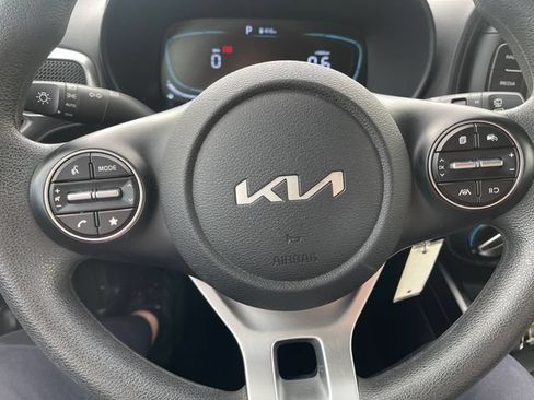Used 2025 Kia Soul LX w/ LX Technology Package FWD image 14