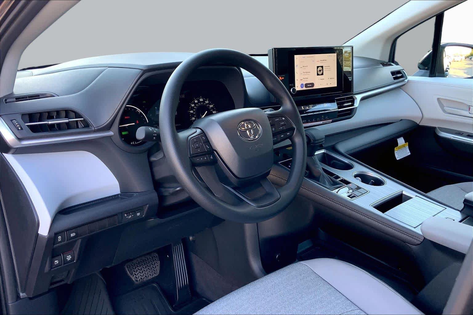 Used 2026 Toyota Sienna LE FWD image 16