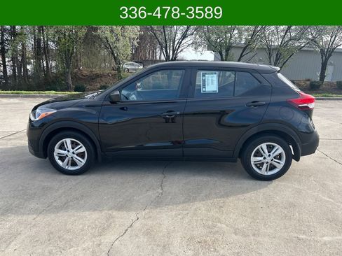Used 2020 Nissan Kicks S image 2
