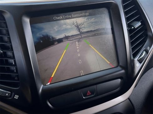 Used 2016 Jeep Cherokee Latitude w/ Cold Weather Group image 19