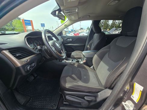 Used 2016 Jeep Cherokee Latitude w/ Cold Weather Group AWD/4WD image 21
