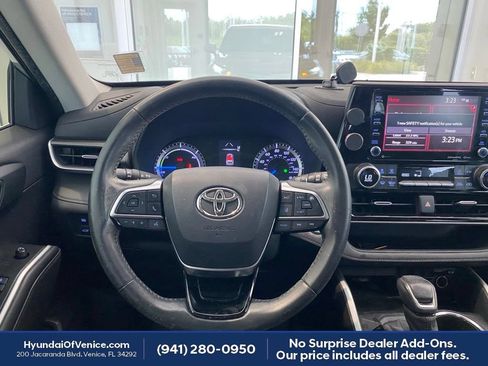 Used 2020 Toyota Highlander LE FWD image 24
