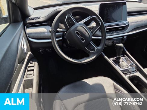 Used 2025 Jeep Compass Latitude AWD/4WD image 9