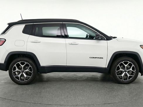Used 2025 Jeep Compass Limited image 9