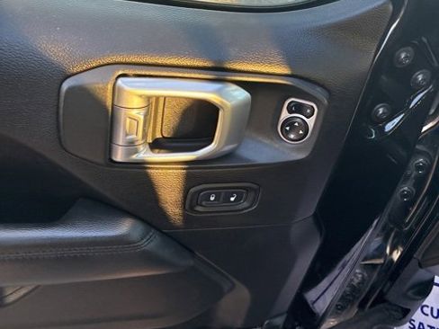 Used 2019 Jeep Wrangler Unlimited Sahara image 10