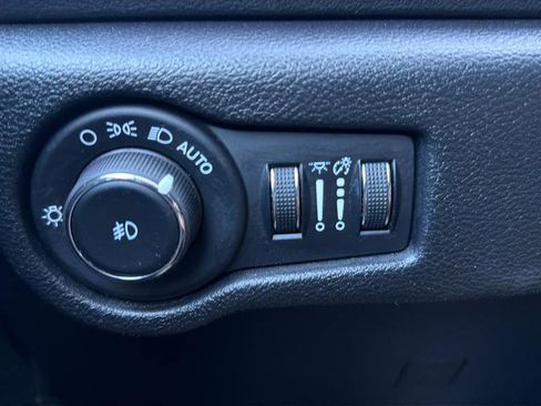 Used 2025 Chrysler Pacifica Select image 26