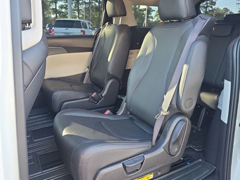 Used 2024 Kia Carnival LX image 12