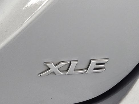 Used 2020 Toyota Camry XLE FWD image 10
