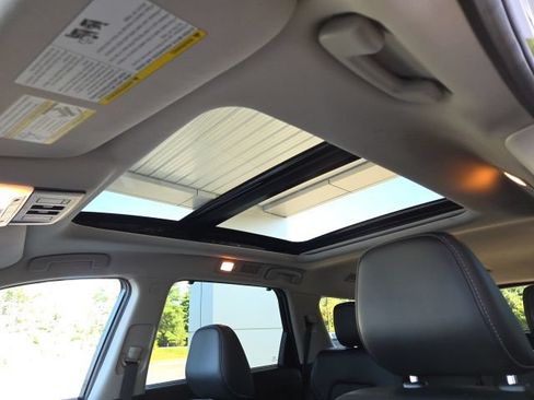 Used 2022 Nissan Pathfinder SL AWD/4WD image 7