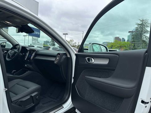 Used 2025 Volvo XC40 B5 Core w/ Protection Package Premier AWD/4WD image 11