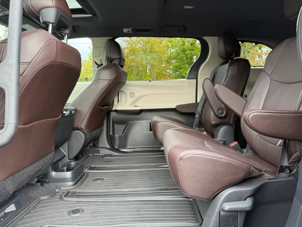 Used 2024 Toyota Sienna Platinum AWD/4WD image 16