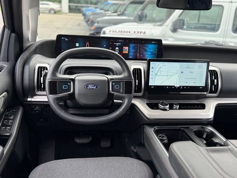 Used 2025 Ford Expedition Active AWD/4WD image 7