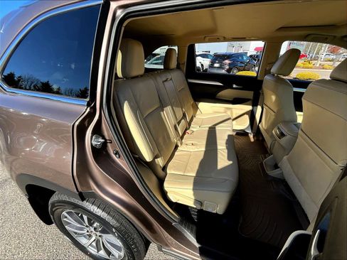 Used 2017 Toyota Highlander XLE image 16