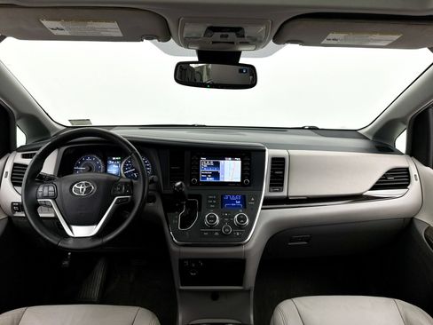 Used 2018 Toyota Sienna XLE w/ XLE Navigation Package FWD image 16