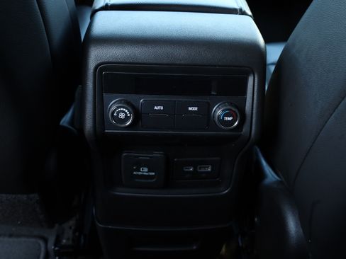 Used 2023 GMC Acadia SLT image 24