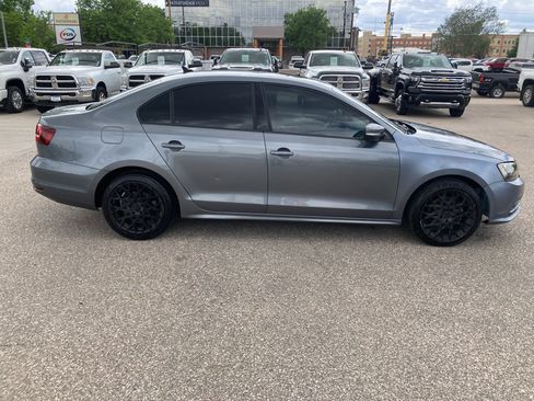 Used 2017 Volkswagen Jetta SE FWD image 5