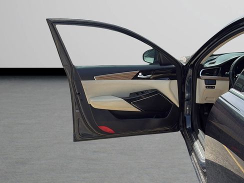 Used 2017 Kia Cadenza Premium image 28