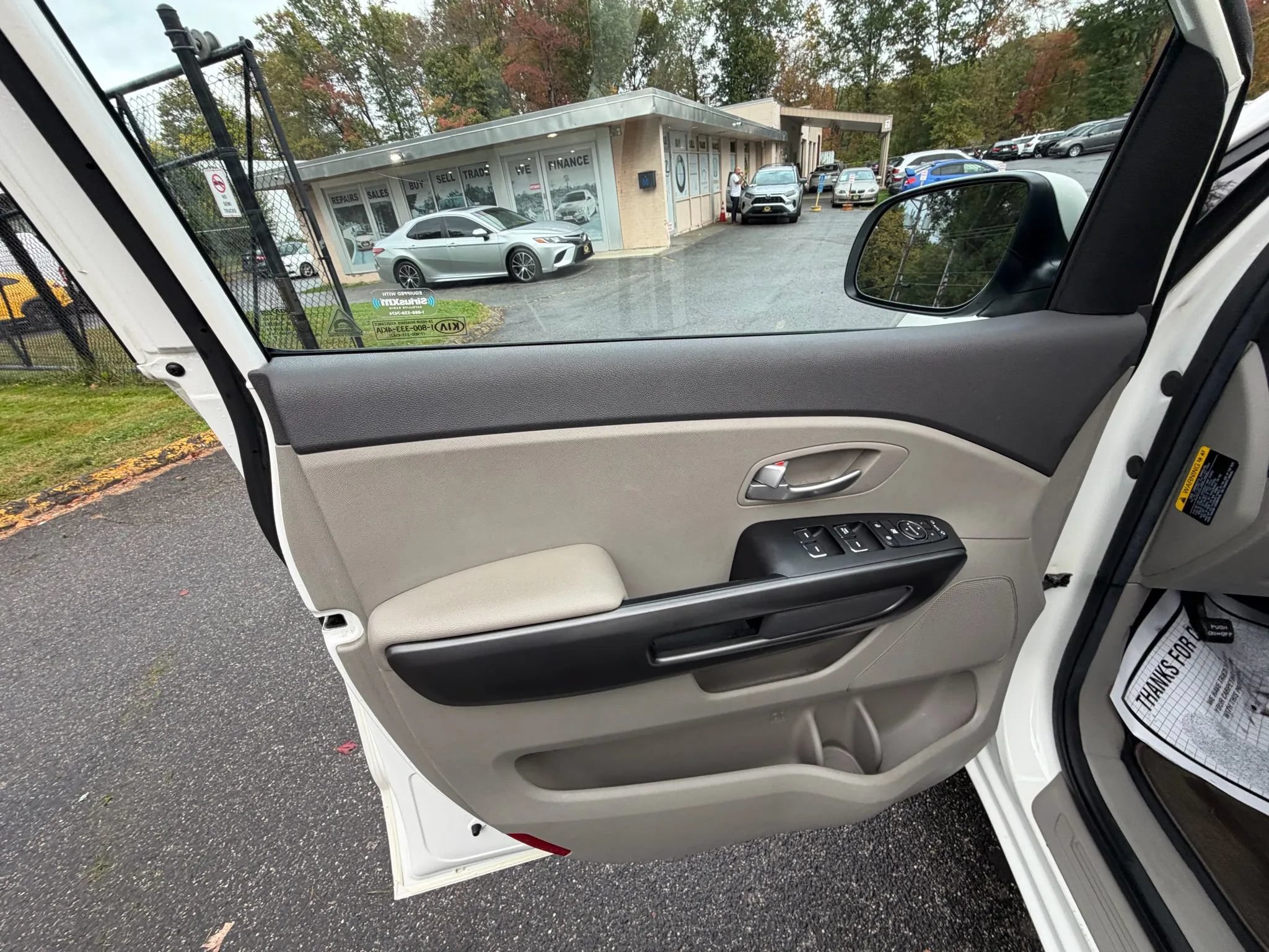 Used 2016 Kia Sedona LX w/ LX Essentials Premium Package FWD image 11