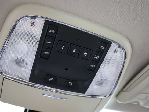 Used 2015 Chrysler 300 C Platinum w/ Harman/Kardon Audio Group AWD/4WD image 39