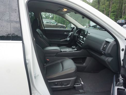 Used 2024 Nissan Pathfinder SL FWD image 16