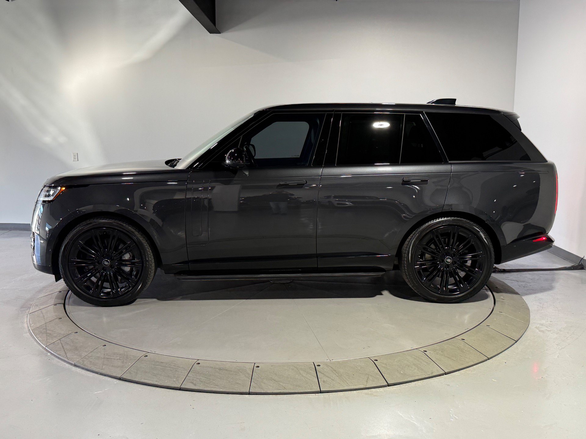 Used 2024 Land Rover Range Rover SE AWD/4WD image 14