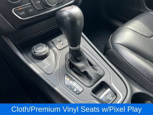 Used 2022 Jeep Cherokee Latitude AWD/4WD image 23
