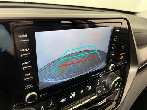 Used 2022 Toyota Highlander LE FWD image 3