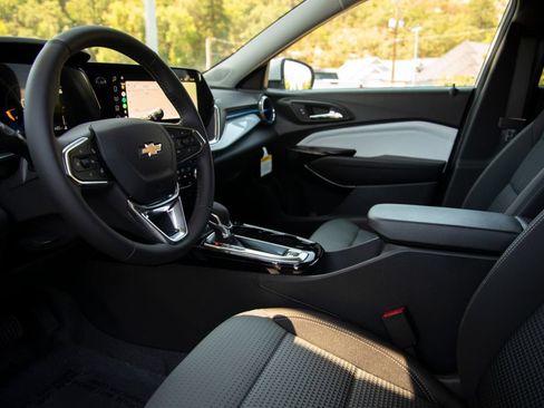 New 2026 Chevrolet Trax LT w/ Sunroof Package FWD image 10