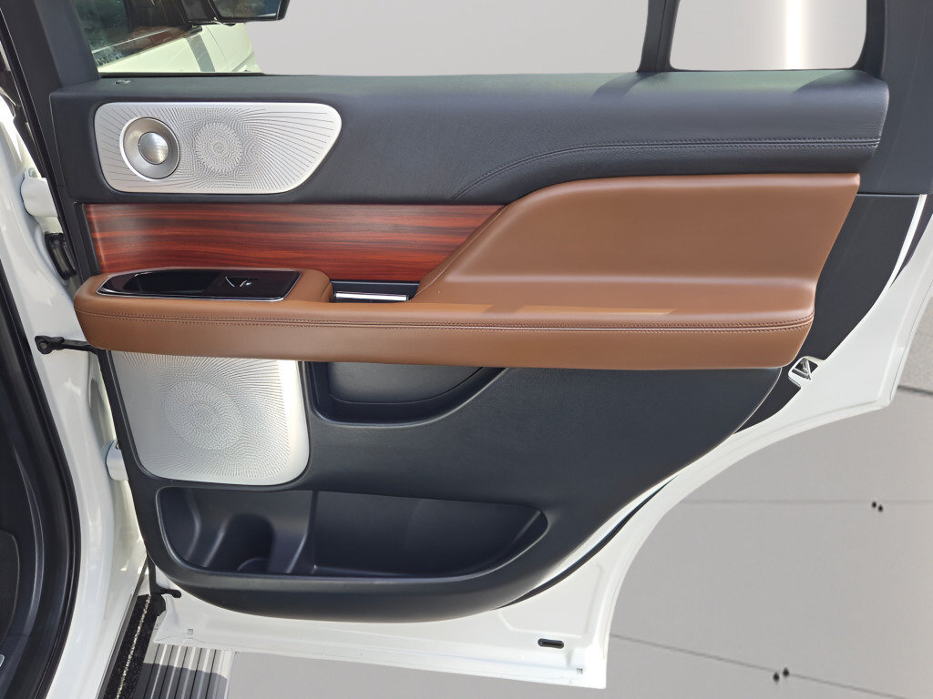 Used 2024 Lincoln Navigator Reserve AWD/4WD image 17