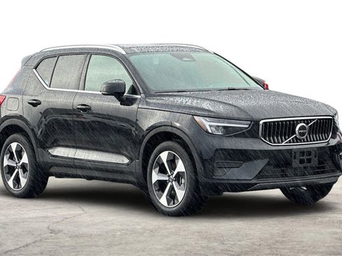Certified 2025 Volvo XC40 B5 Core w/ Protection Package Premier image 9