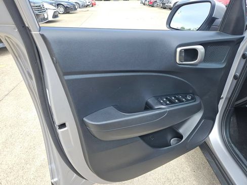 Used 2025 Hyundai Venue SEL FWD image 11