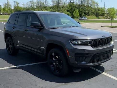 Used 2023 Jeep Grand Cherokee Altitude AWD/4WD image 2