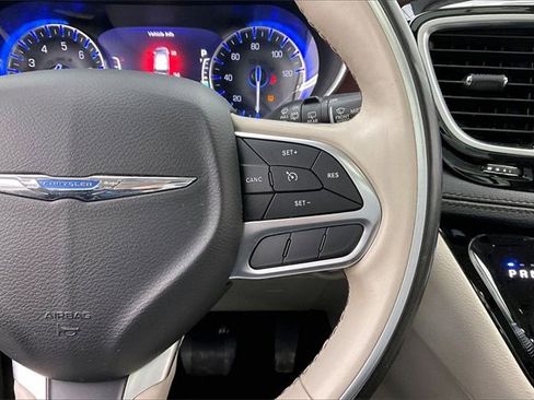 Used 2020 Chrysler Pacifica Limited image 24