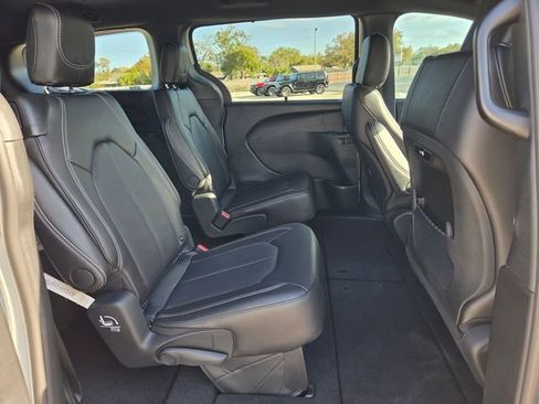 New 2026 Chrysler Pacifica Select image 17