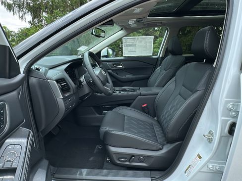 New 2025 Nissan Rogue Platinum image 13