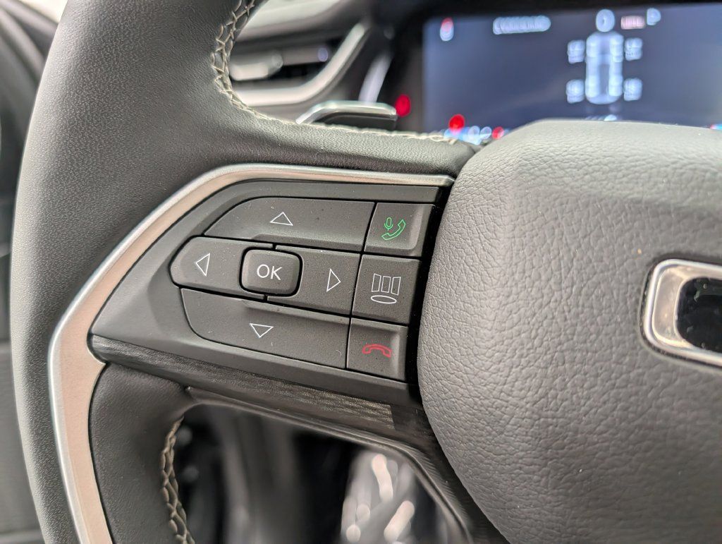 Used 2025 Jeep Grand Cherokee Altitude AWD/4WD image 20