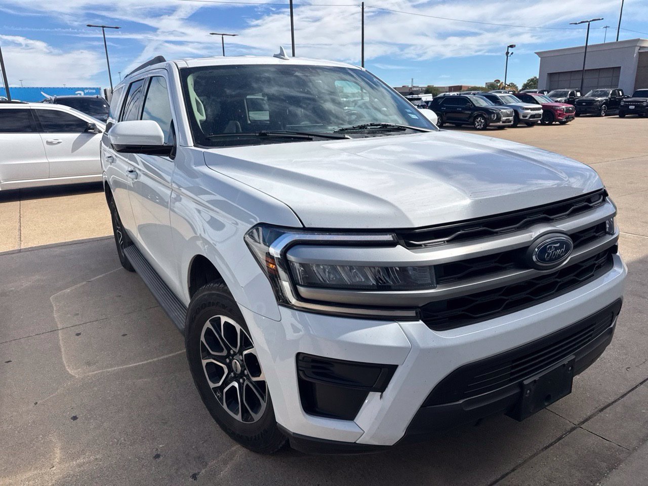 Used 2024 Ford Expedition XLT RWD image 3
