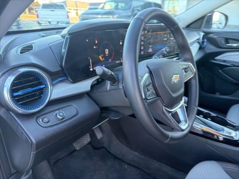 Used 2025 Chevrolet Trax LT w/ LT Convenience Package image 32