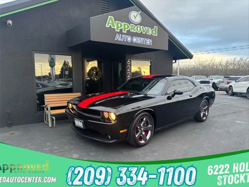 Used 2013 Dodge Challenger SXT image 1