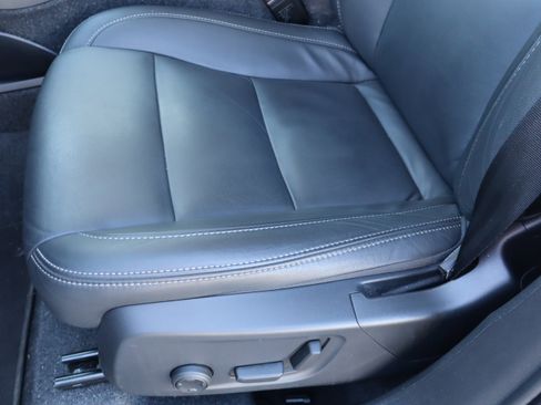 Used 2025 Volvo XC40 B5 Core image 17