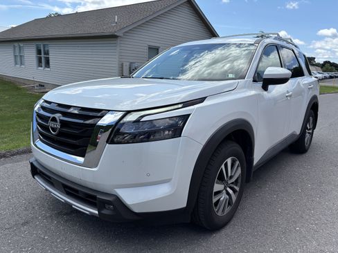 Used 2025 Nissan Pathfinder SL AWD/4WD image 8
