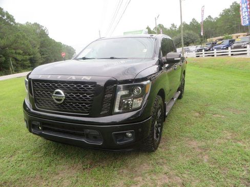 Used 2018 Nissan Titan SV w/ SV Convenience Package RWD image 2
